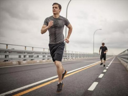 男人跑步的时候特别帅 但跑步真的伤膝盖么？
