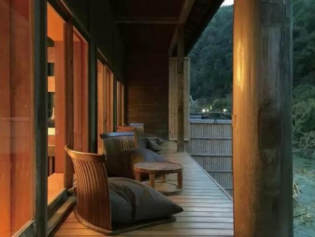这间需要坐船前往的旅店 简直是深山里的世外桃源