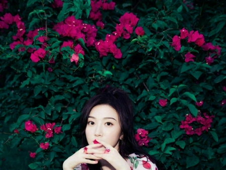 景甜夏日花园大片 穿玫瑰印花连衣裙氛围感满满