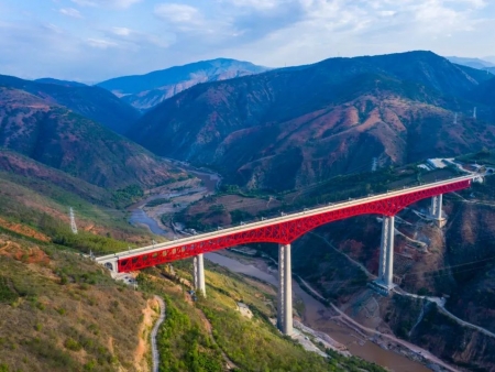 中国首个跨国高铁正式通车 坐高铁出国太爽了