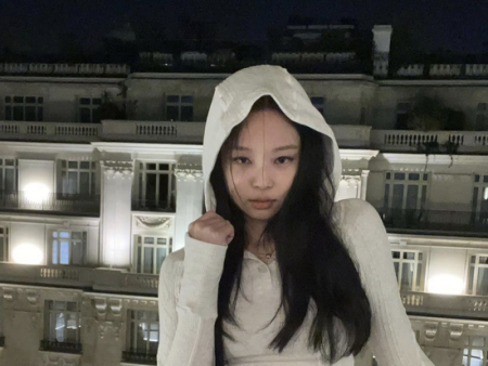 超火辣！Jennie中空吊带背心美出天际，BLACKPINK也将回归？