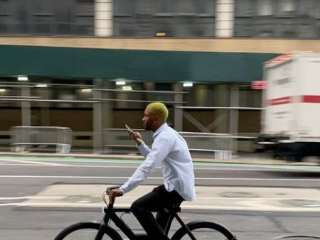 当一众Icon深陷环保风波，Frank Ocean正骑着他的自行车穿梭在街头......